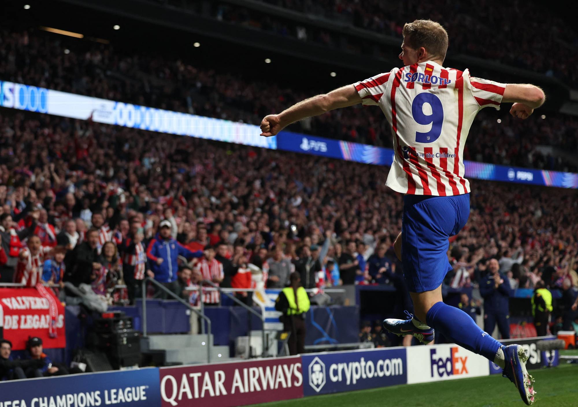 Alexander Sørloth feirer mål i Atlético Madrid-drakt foran publikum på et fotballstadion. (Bildebeskrivelsen er laget av en KI-tjeneste)