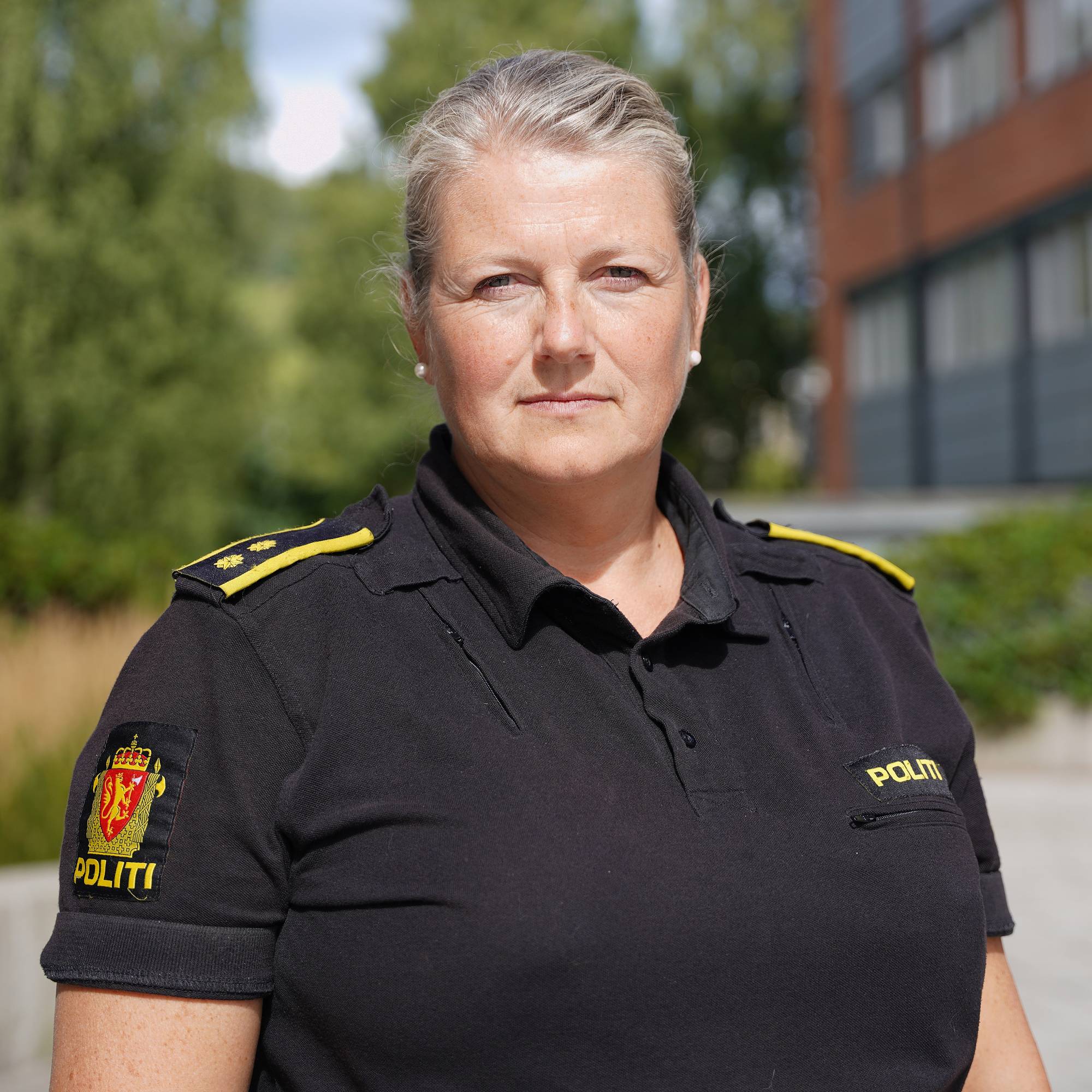 Avsnittsleder i utrykningspolitiet Buskerud, Linda Rolandsen ser mot kamera. Hun har på seg en politiuniform.