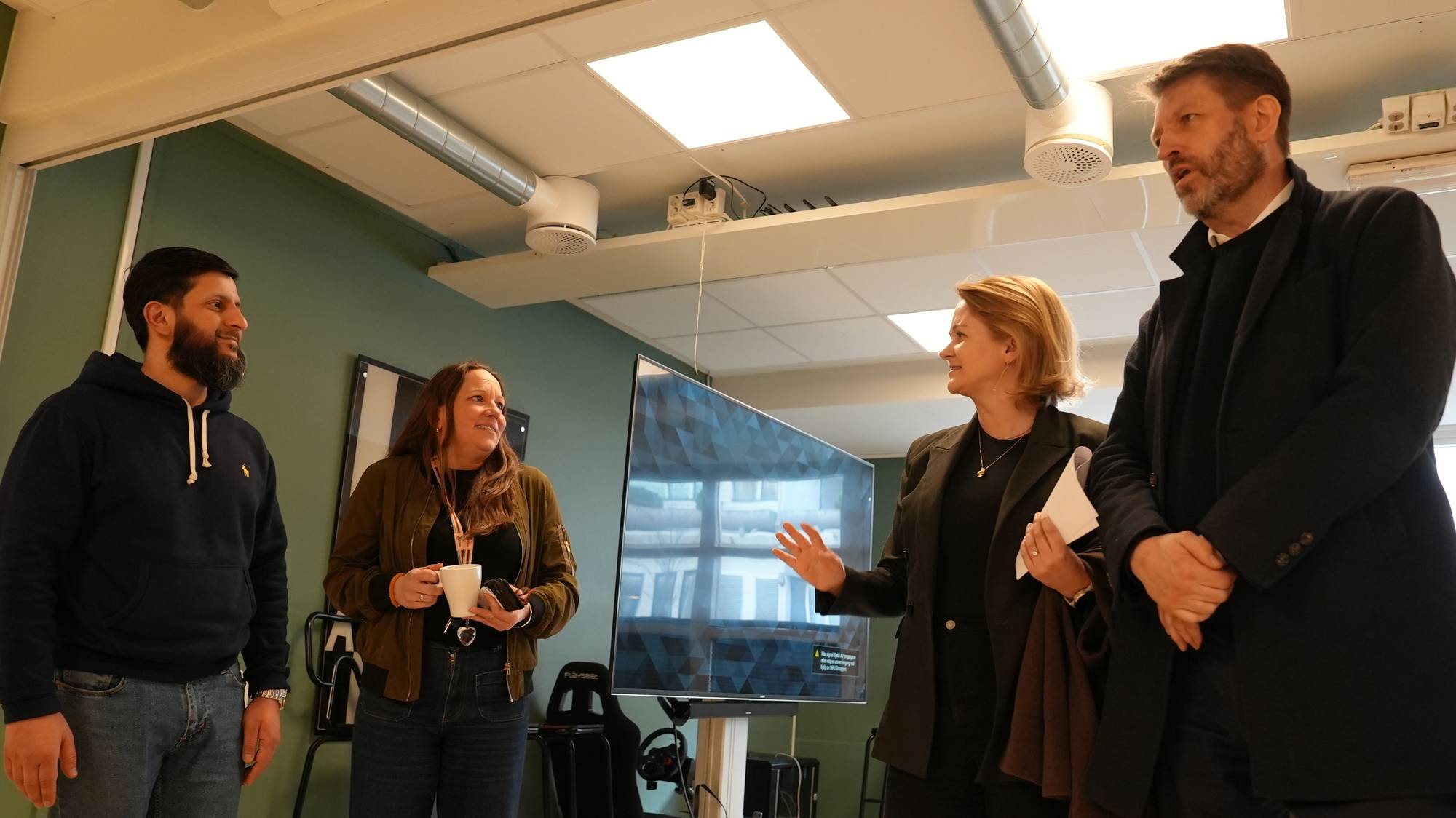 byrådsleder og byråd i møte med bydel Stovner og deres ansatte og politi, som har jobbet tett med ungdom