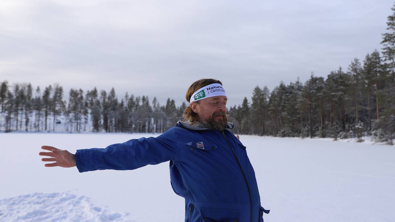 Helge Braathen strekker seg etter isbad