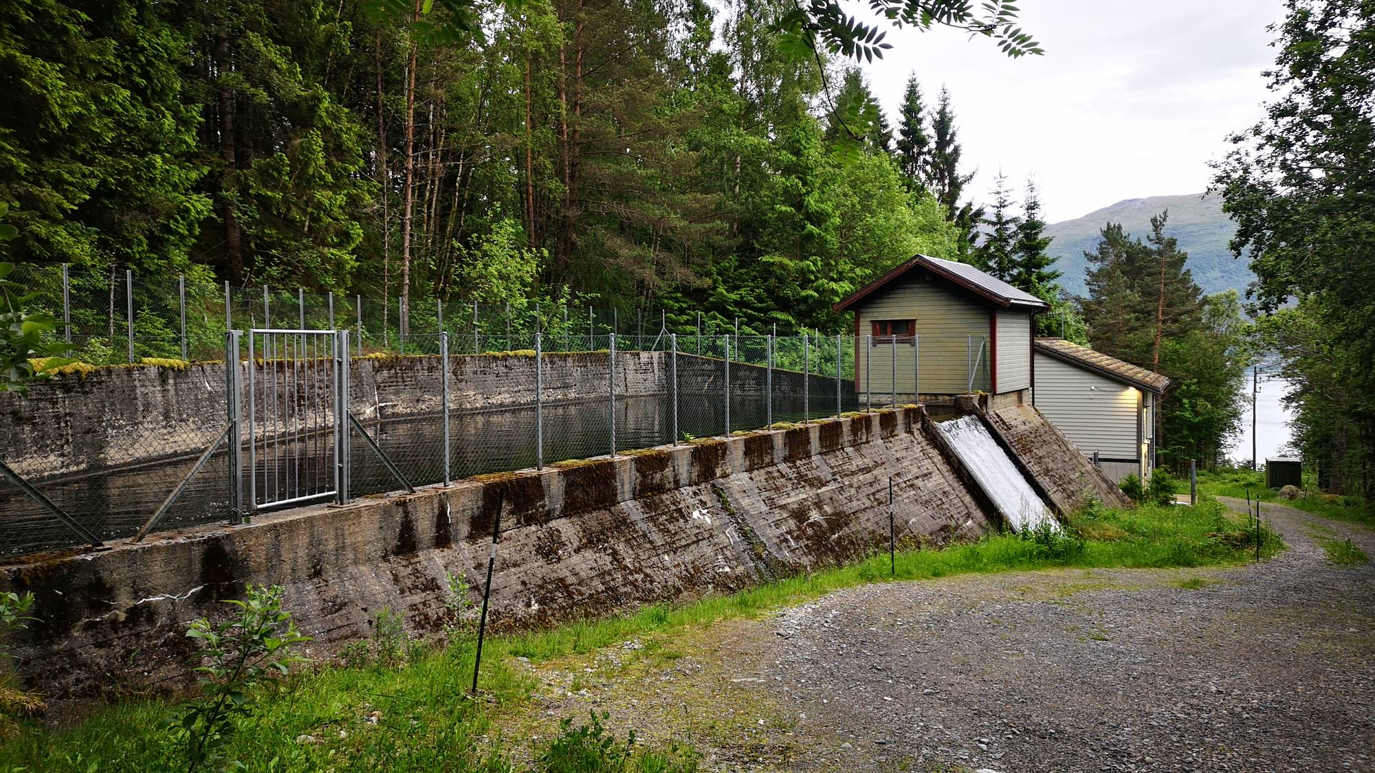 vanndam bak et gjerde