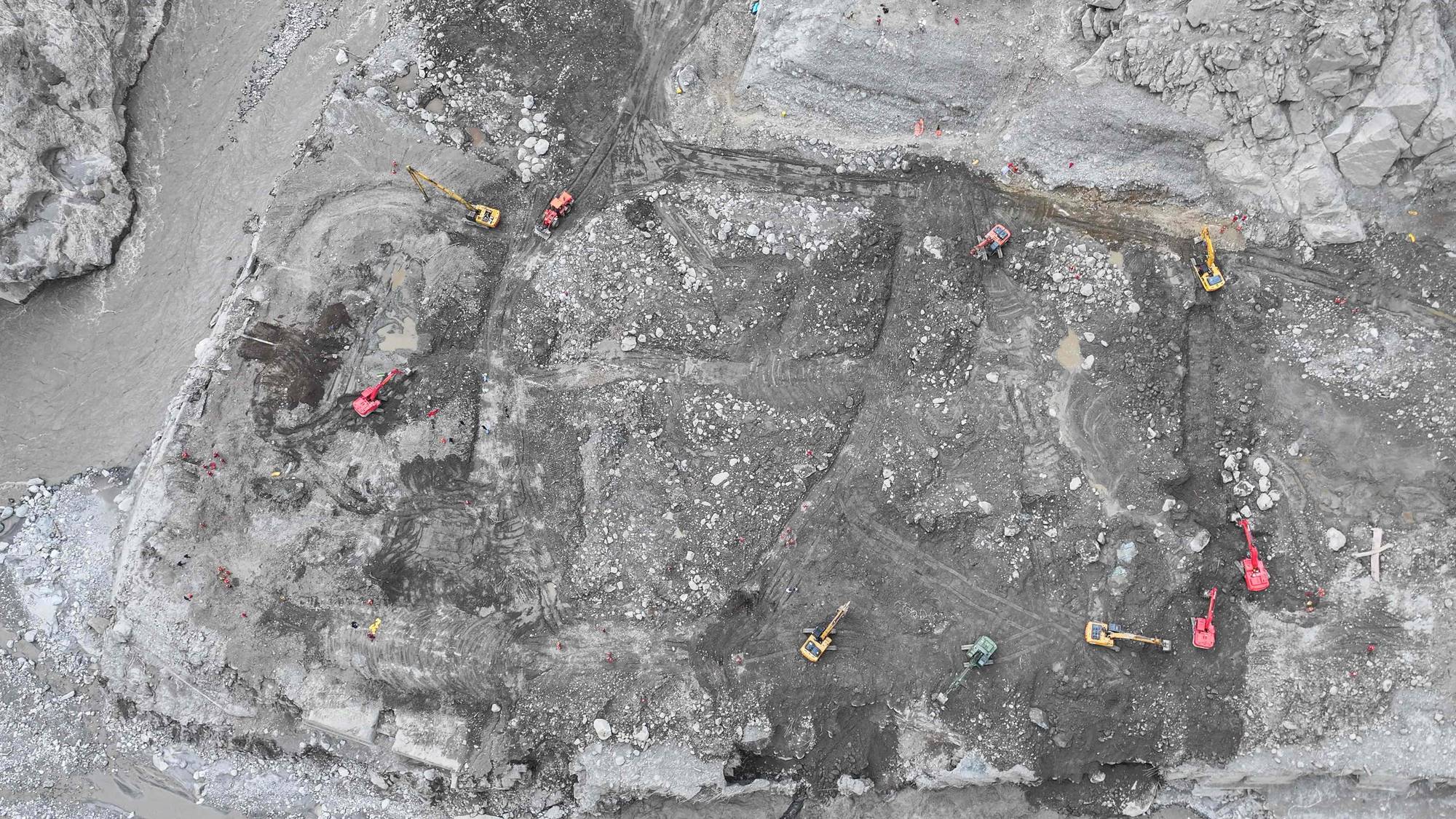 Grensestasjonen i Gyirong i Kina ble vasket ut av flommen.