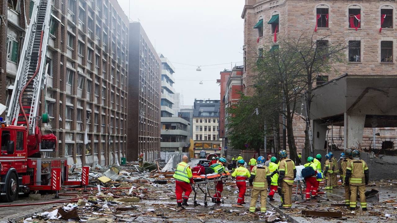 TERRORANGREPET: Høyblokken og resten av regjeringskvartalet ble ødelagt av den kraftige bombeeksplosjonen 22. juli 2011. Bildet viser ødeleggelsene sett fra Grubbegata i retning Stortorvet.