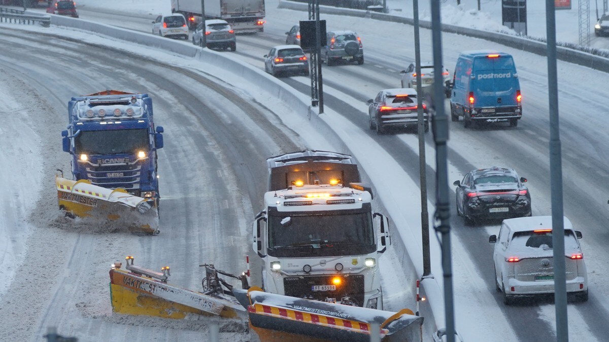 Oransje farevarsel for snø – brøytemannskaper jobber på spreng