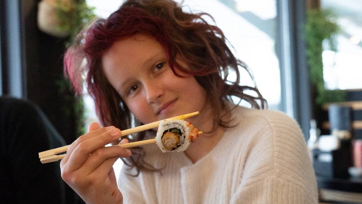 Flere unge spiser fisk: Thea Lovise (11) velger sushi foran burger