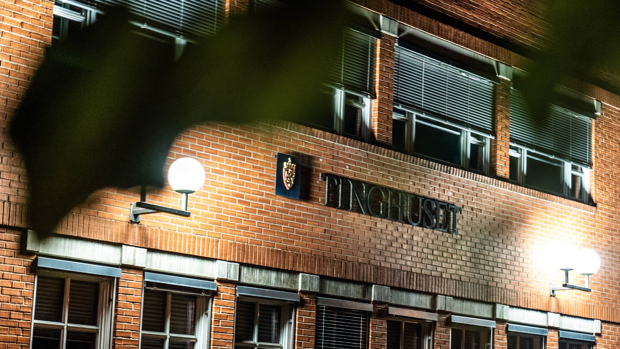 en bygning med et skilt på