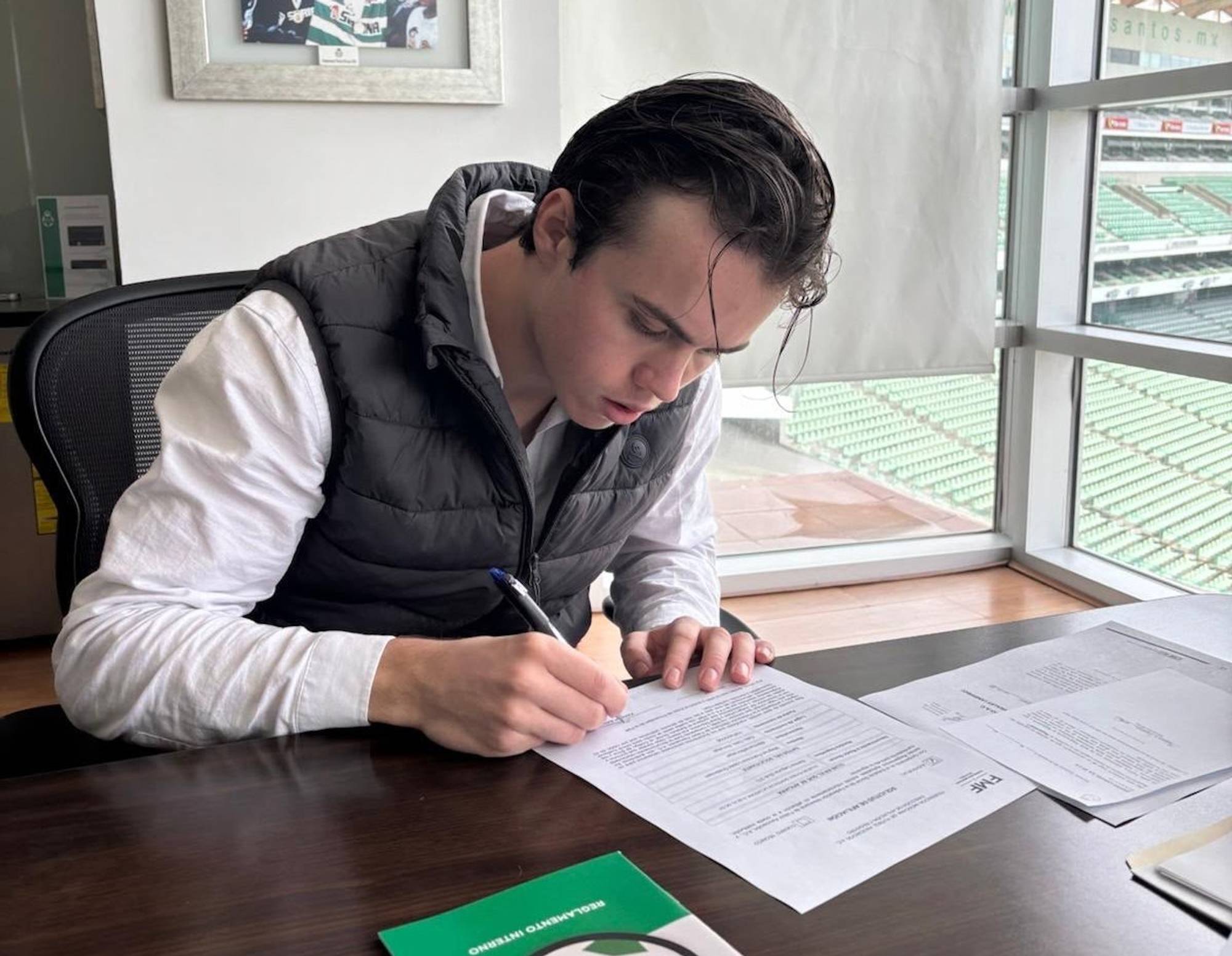 Magnus López signerer proffkontrakt