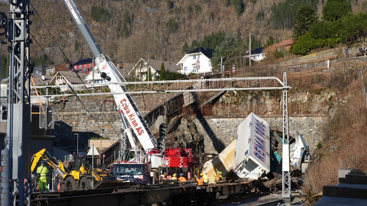Uvisst kor lenge Bergensbanen vil vere stengt - måndag blir lokomotivet henta ut