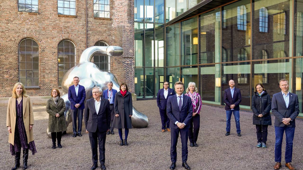 Koronakommisjonen fotografert utenfor Statsministerens kontor i Oslo.