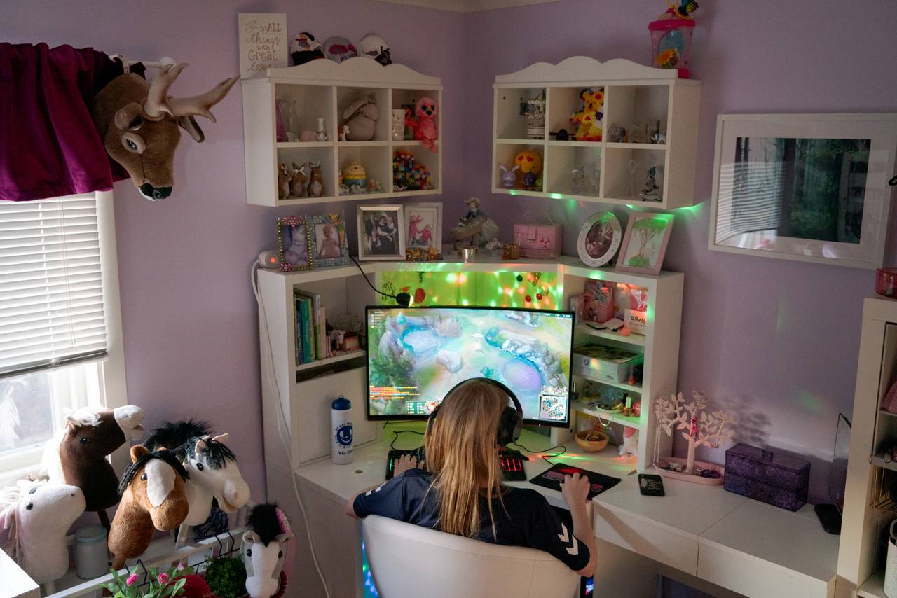 Nora Søfting Redalen (12) spiller data på jenterommet.