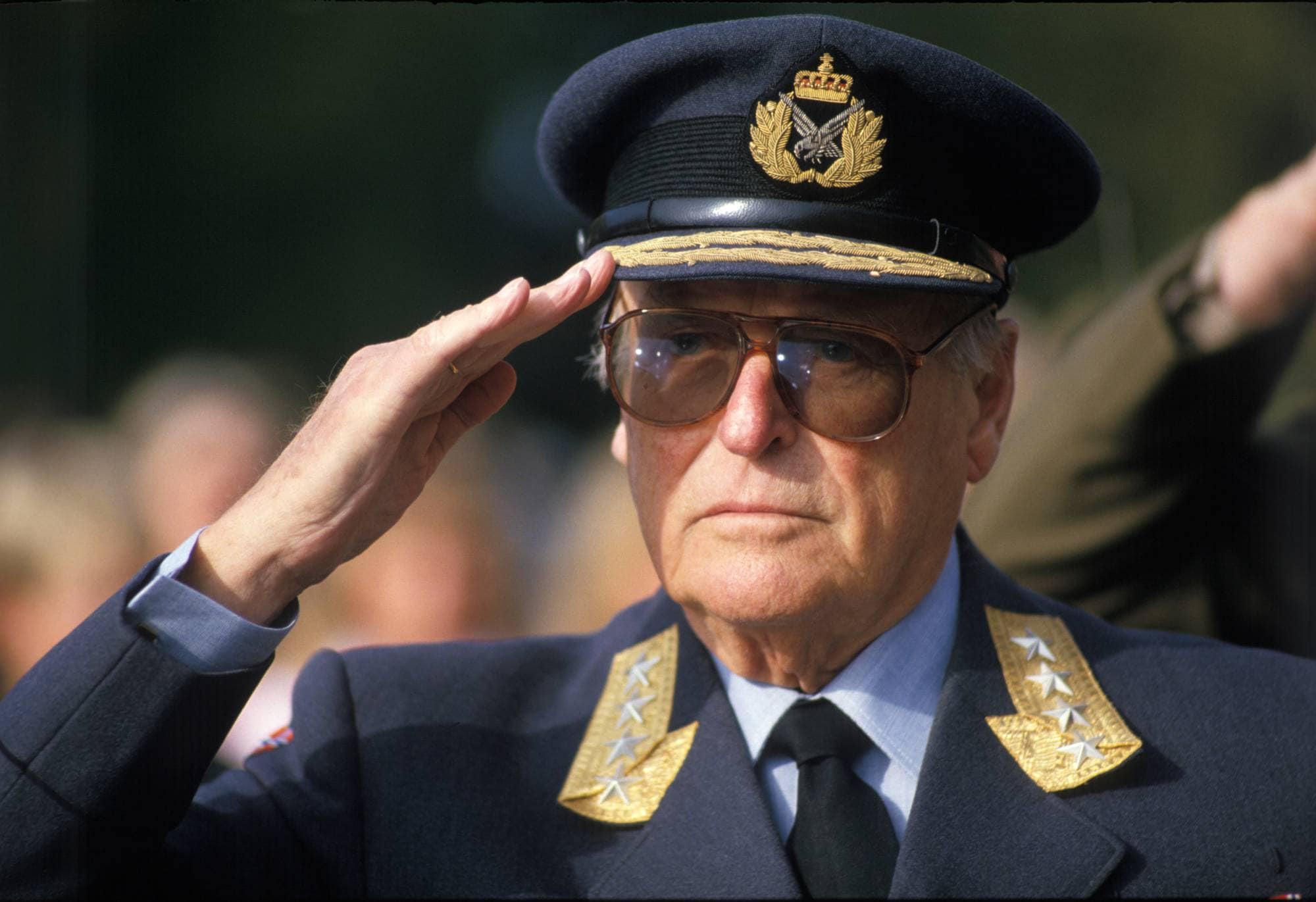 Kong Olav i uniform