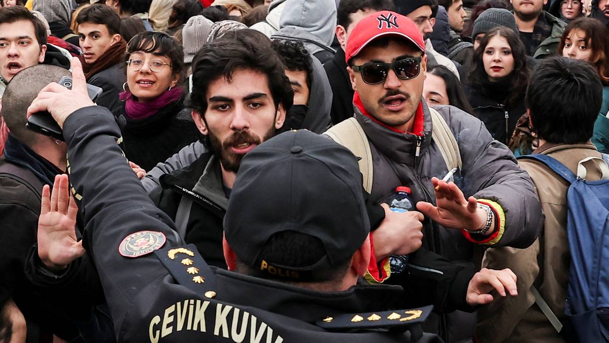 Store protester i Tyrkia: – Demokratiet balanserer på en knivsegg