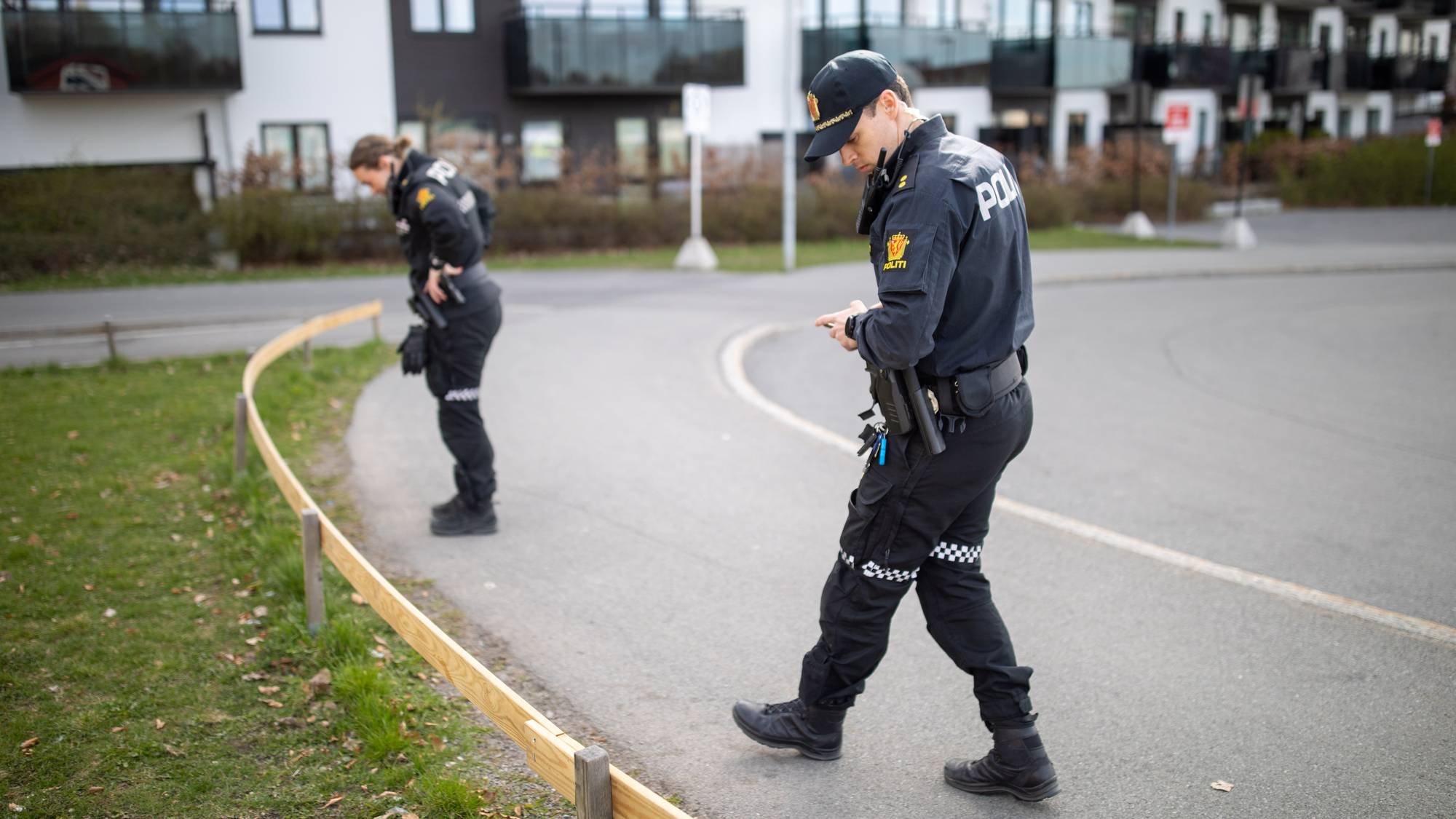 Polititjenestepersoner på veien
