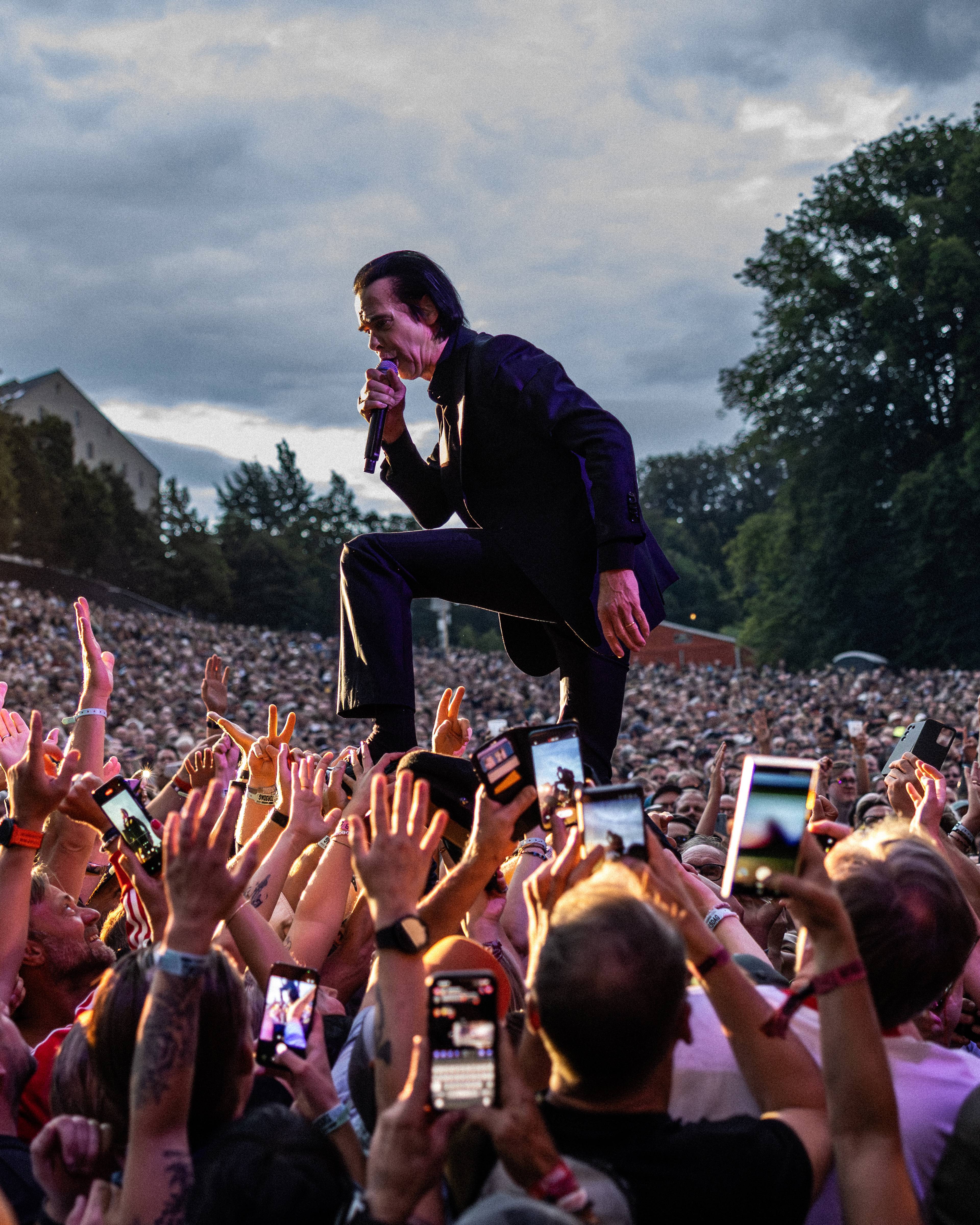 Nick Cave synger blant publikum.