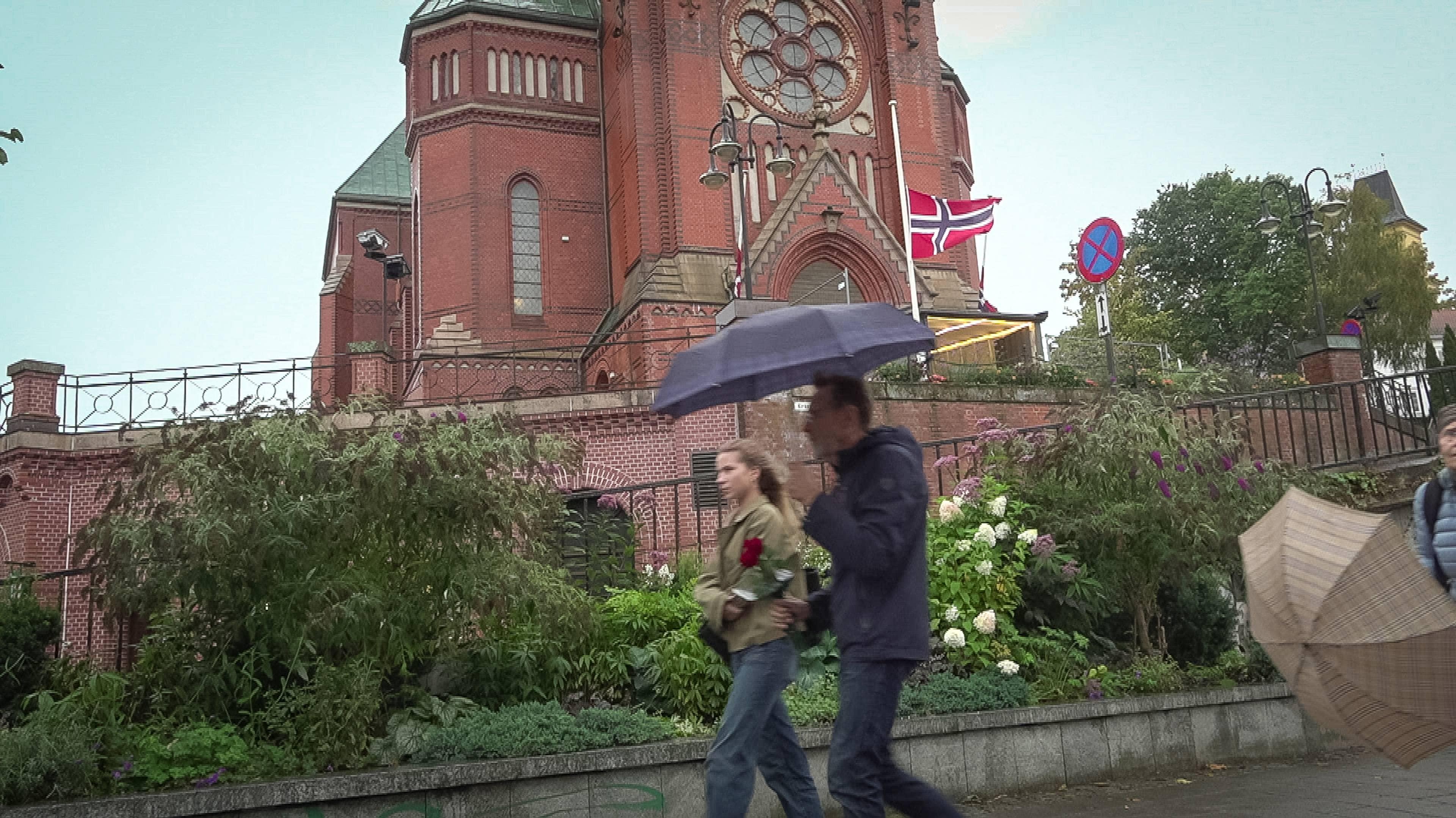 Flagget på halv stang ved Trefoldighetskirken i Arendal.