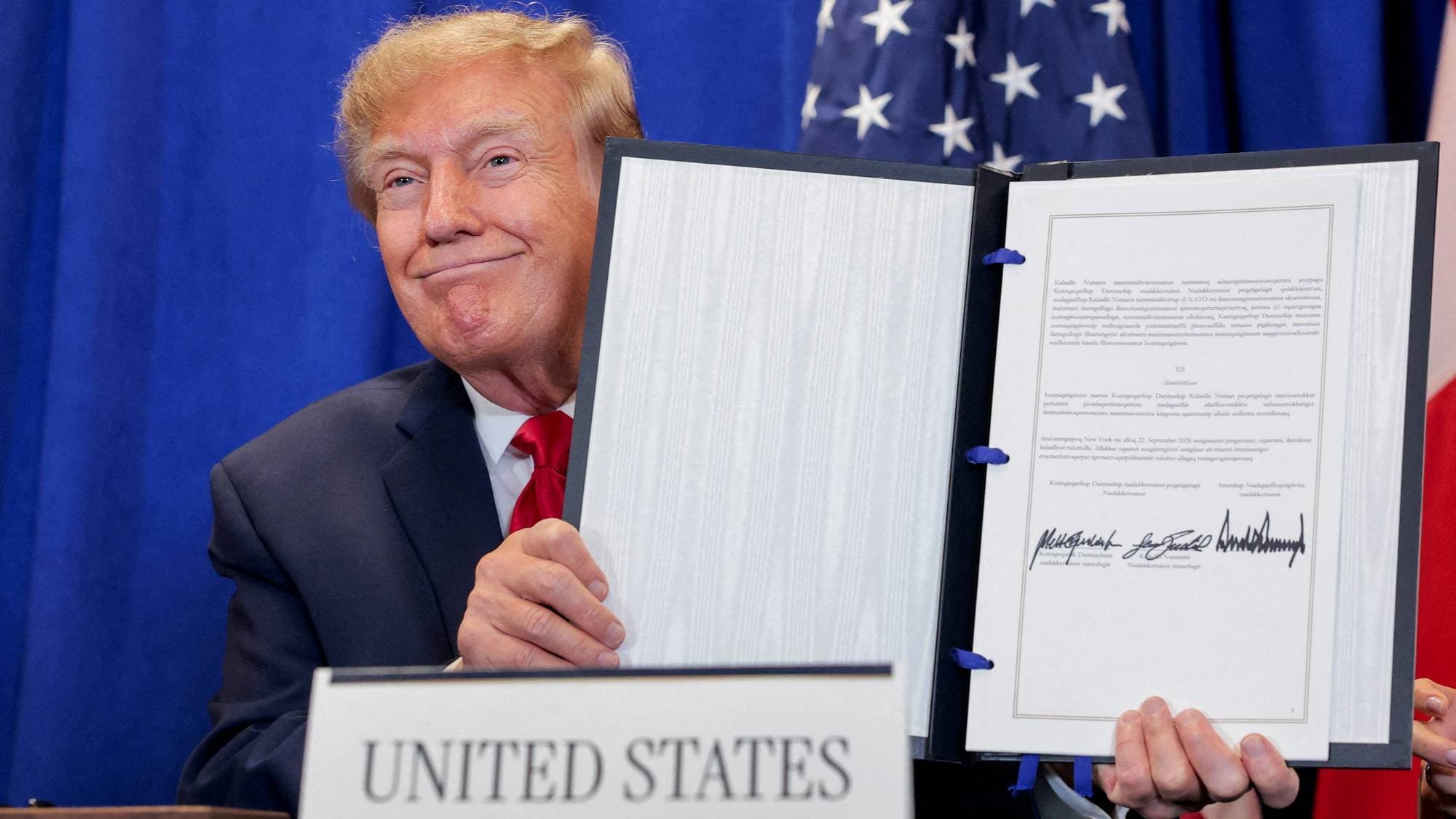 Donald Trump avbildet med Grønland-avtalen.