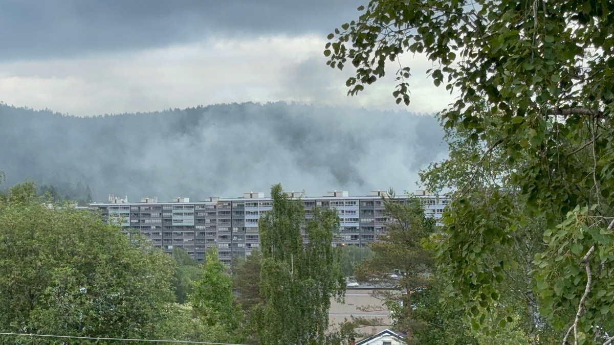 Åpne flammer fra blokk på Grorud