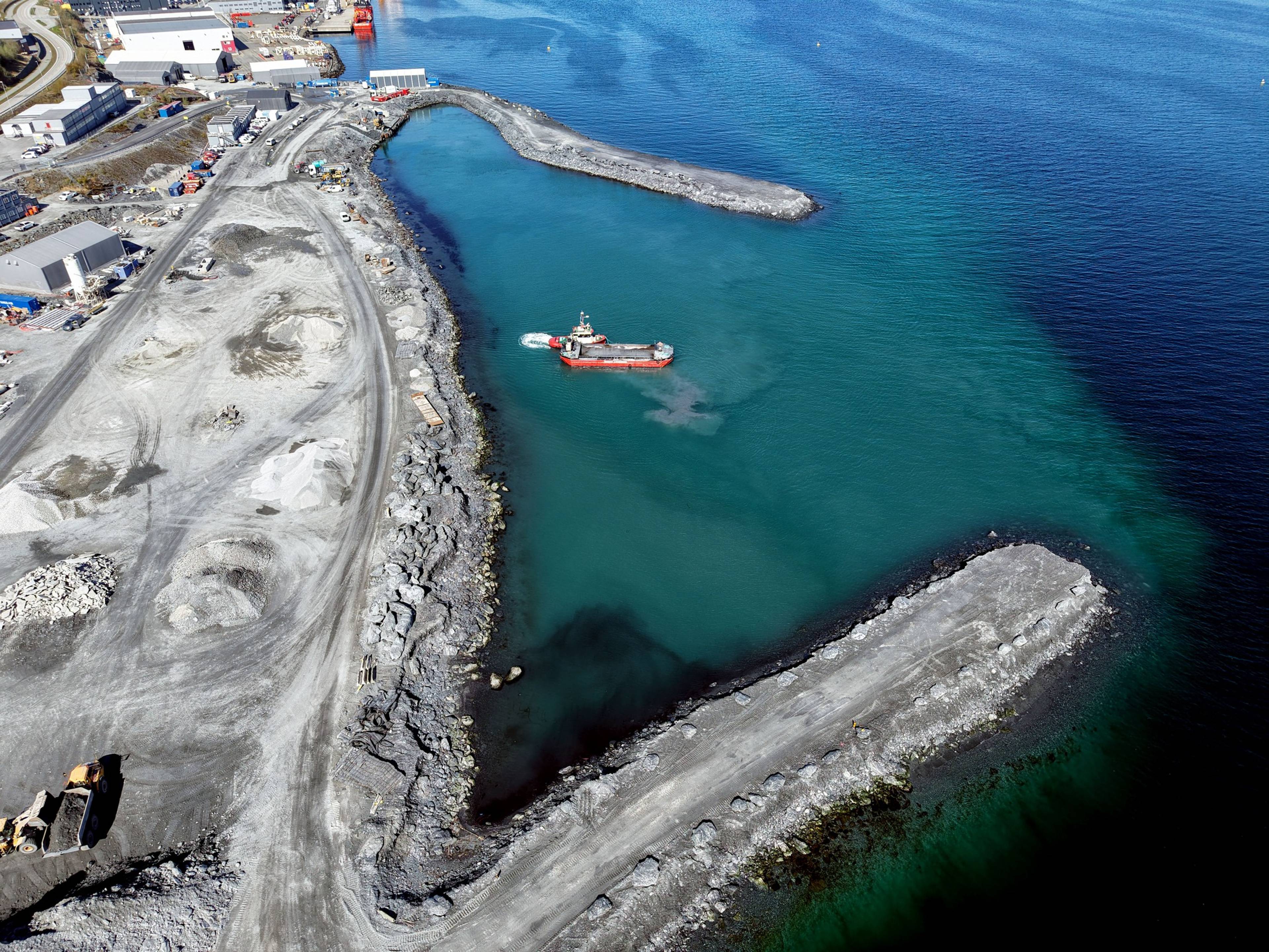 I Mekjarvik har lekteren med tunnel masse starta opp igjen. De bruker båt og lekter opp til kote 10, og om nokon veker kan de starte å fylle frå land mellom de to moloane.