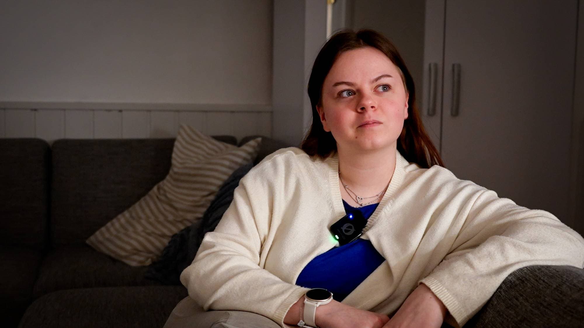 Ung dame sitter i en sofa og forteller