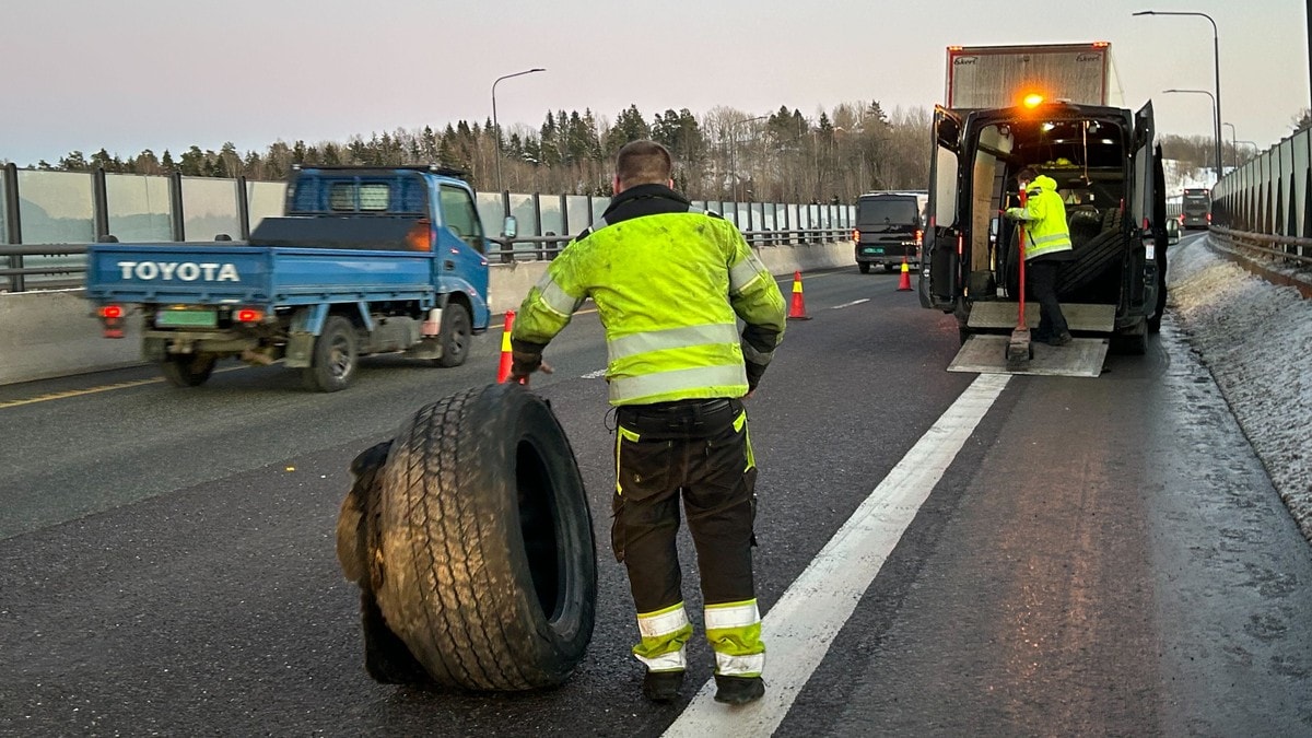 Bolt i veien har satt flere vogntog ut av spill på E18