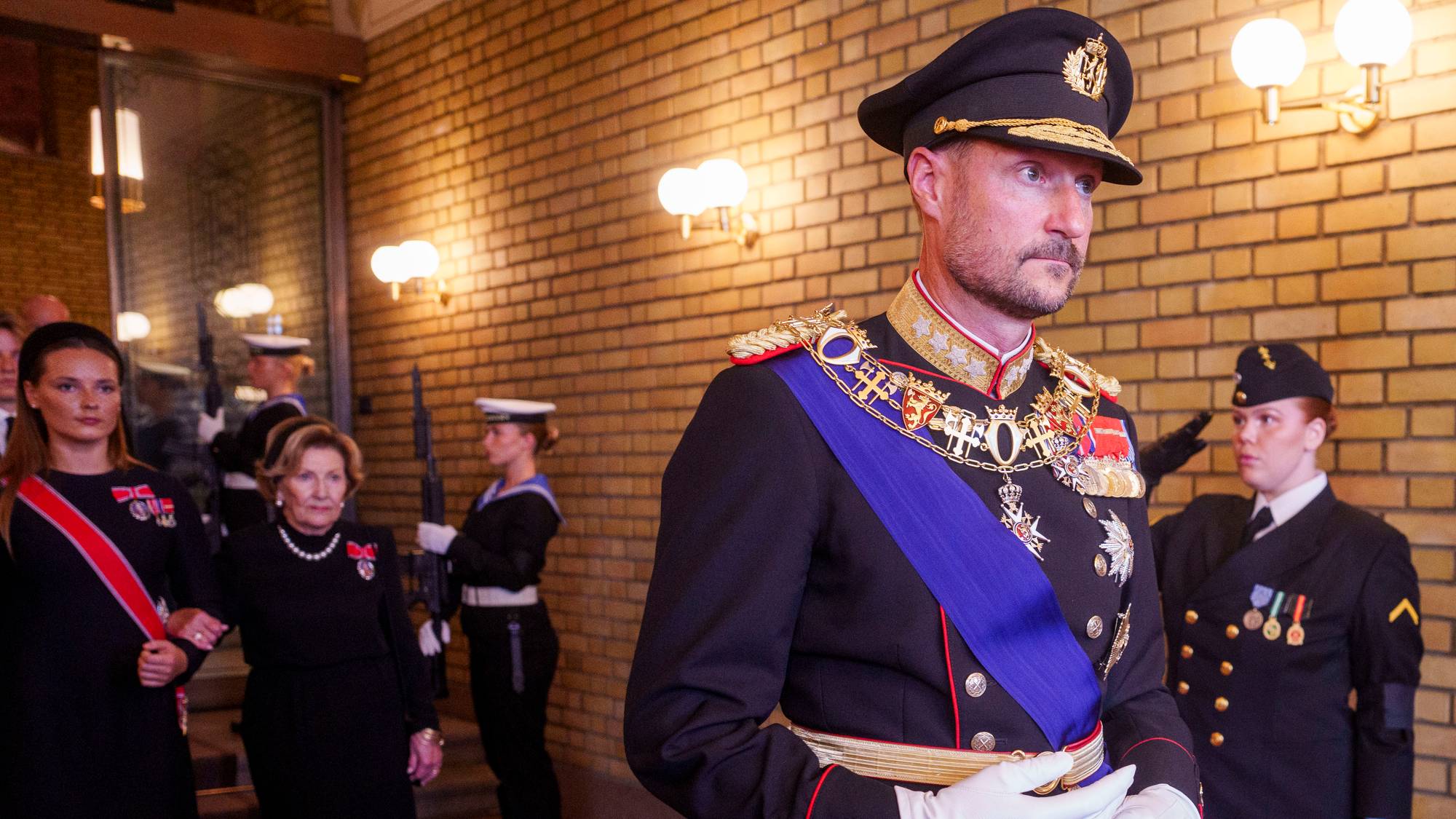 Kong Haakon VIII med en alvorlig mine