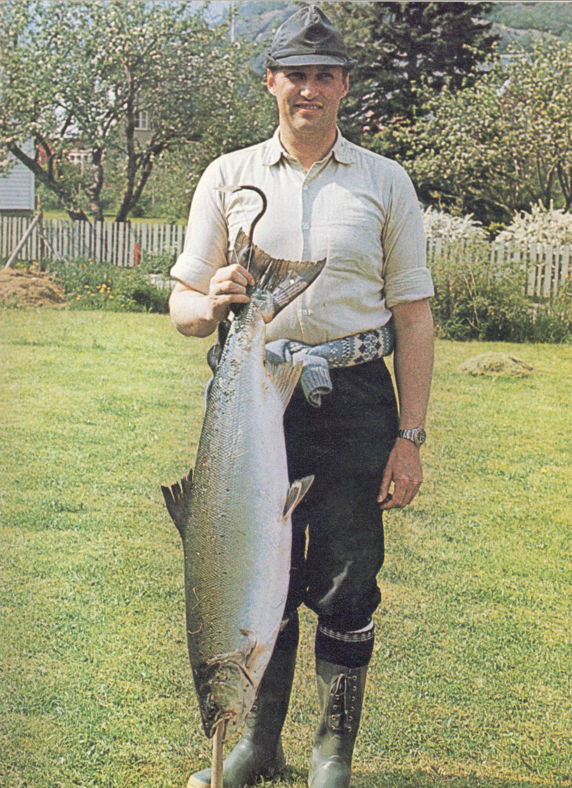 Kong Harald med laks i Lærdal