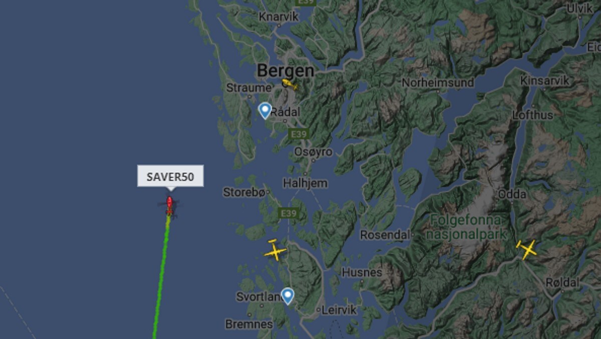 Heiser personer opp av sjøen etter helikopterforsvinning utenfor Bergen