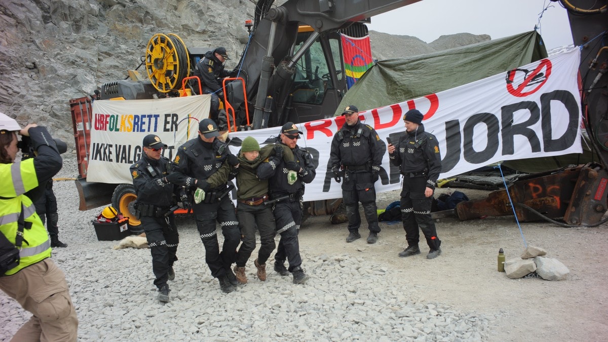 Politiet fjerner demonstranter fra Nussir-gruva i Repparfjord