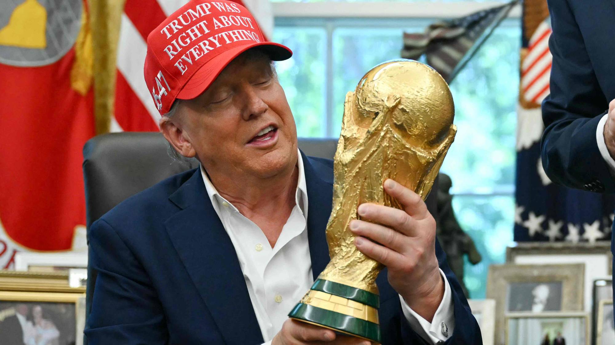 Donald Trump viser frem VM-pokalen til FIFA-president Gianni Infantino i Det ovale kontor. (Bildebeskrivelsen er laget av en KI-tjeneste)