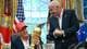 ANDREW CABALLERO-REYNOLDS / AFP,NTB Donald Trump viser frem VM-pokalen til FIFA-president Gianni Infantino i Det ovale kontor. (Bildebeskrivelsen er laget av en KI-tjeneste)