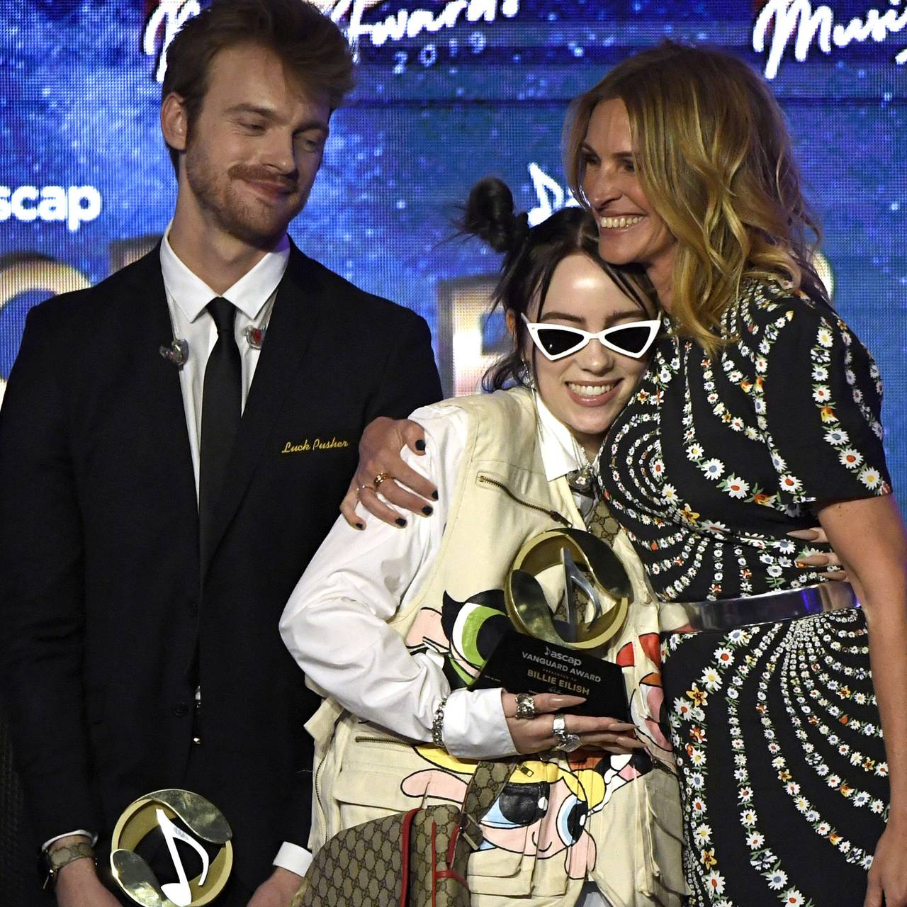 Billie Eilish og Finneas O'Connell mottar the Vanguard Award fra Julia Roberts, mai 2019