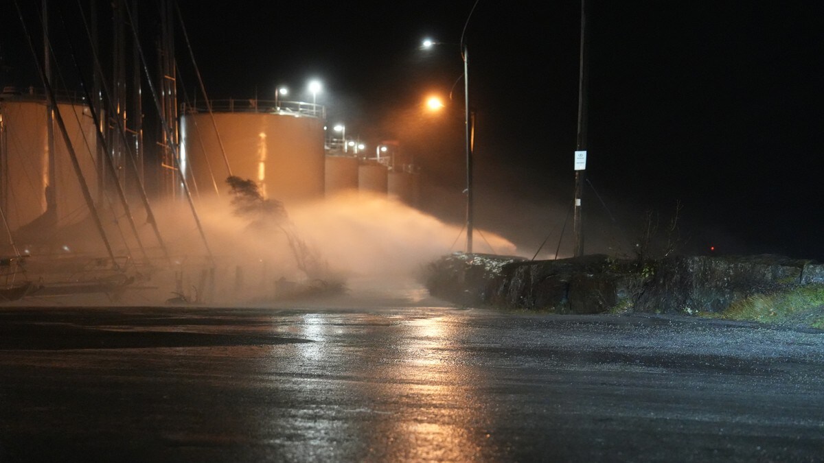 Titusenvis av kunder uten strøm lørdag morgen