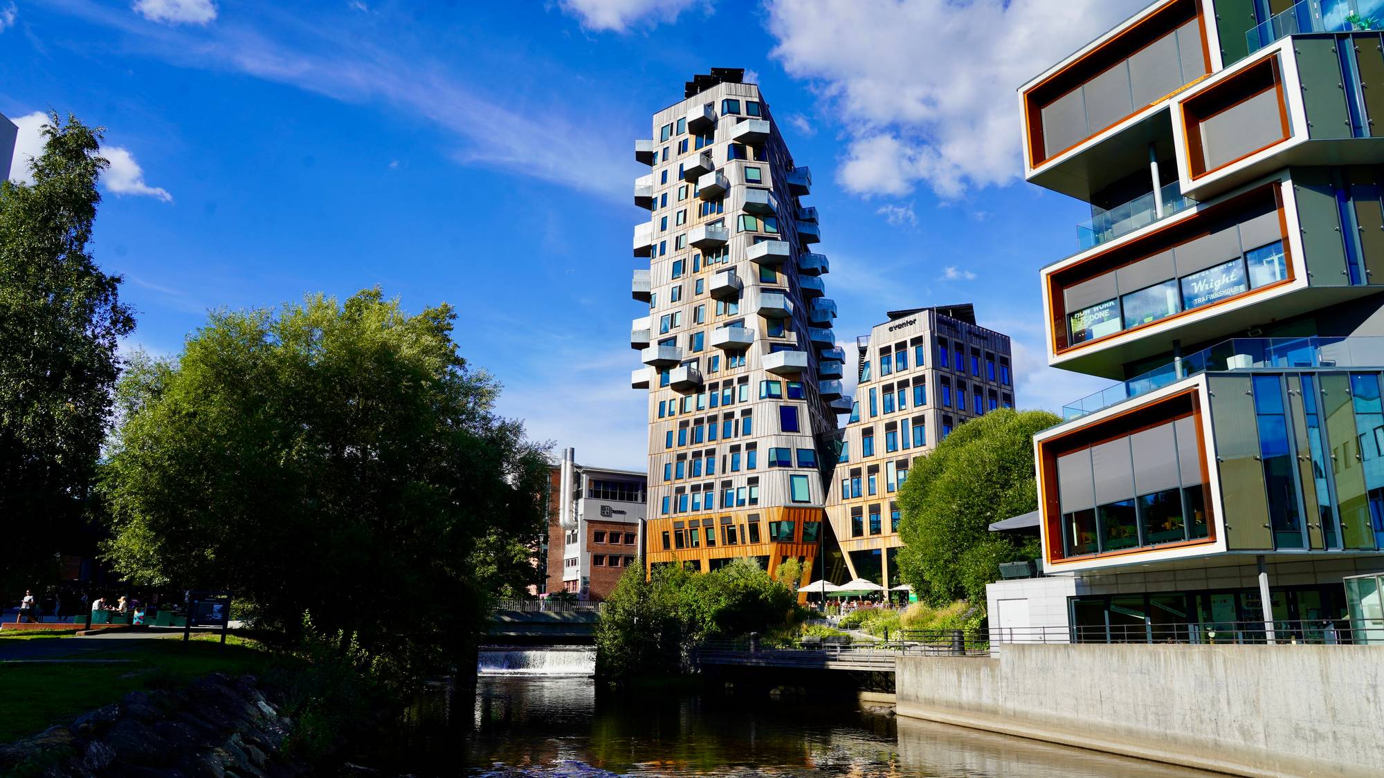 Moderne høyhus ved Akerselva i Oslo på en solfylt dag. (Bildebeskrivelsen er laget av en KI-tjeneste)