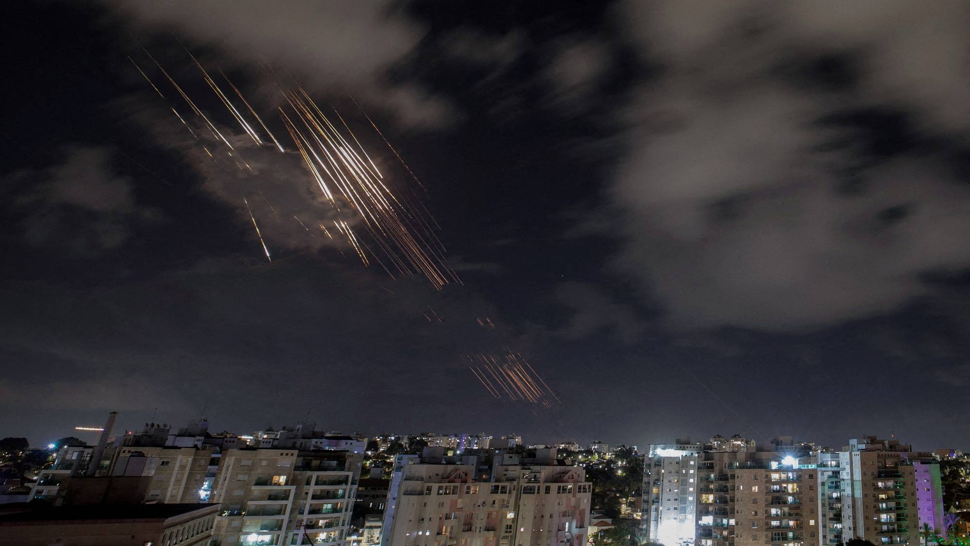 Luftforsvarmissiler skyter ned raketter over Ashkelon i Israel