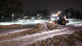 En traktor brøyter snø på Marienlyst i Oslo lørdag morgen.