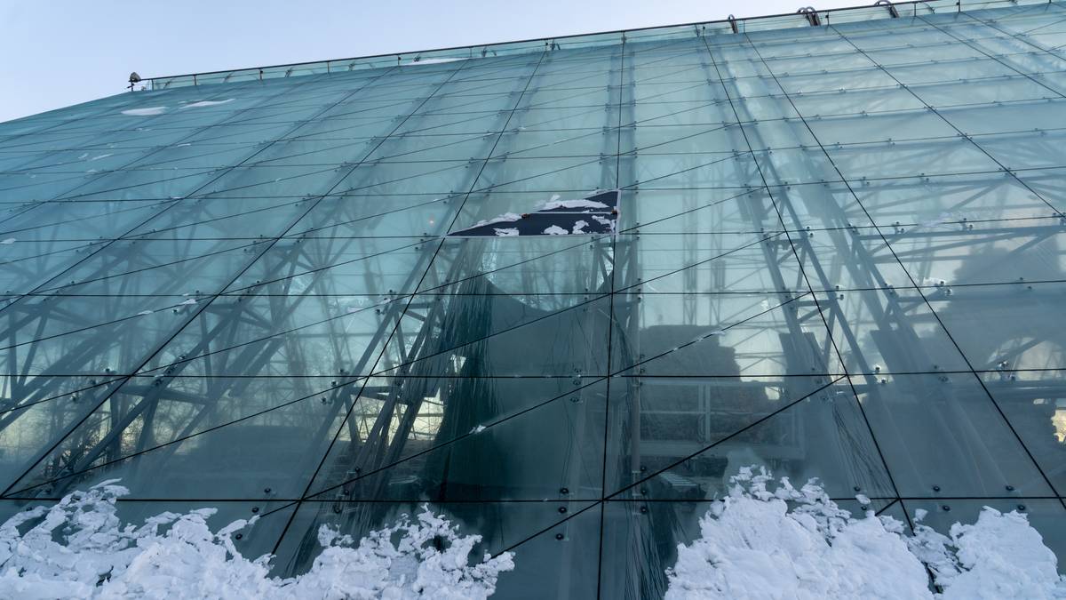 Glasrute i Hamardomen fall ned: – Ikkje noko vi kan leve med