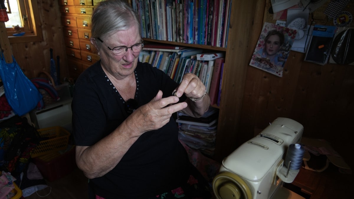 Se Nordnytt: 84-åring i Hammerfest syr bind til jenter i Afrika