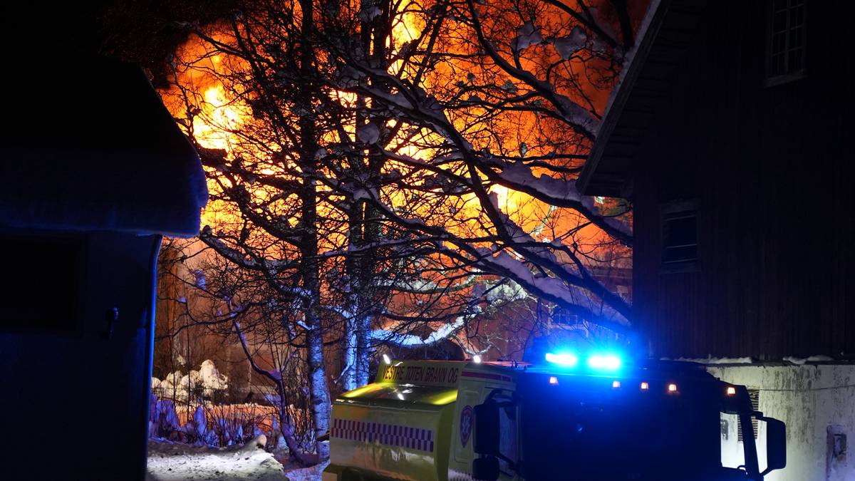 Person savnet etter brann i enebolig i Vestre Toten