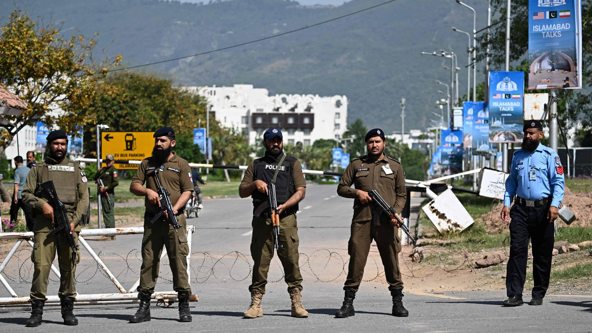 Pakistansk politi vokter inngangen til Serena Hotel i Islamabad