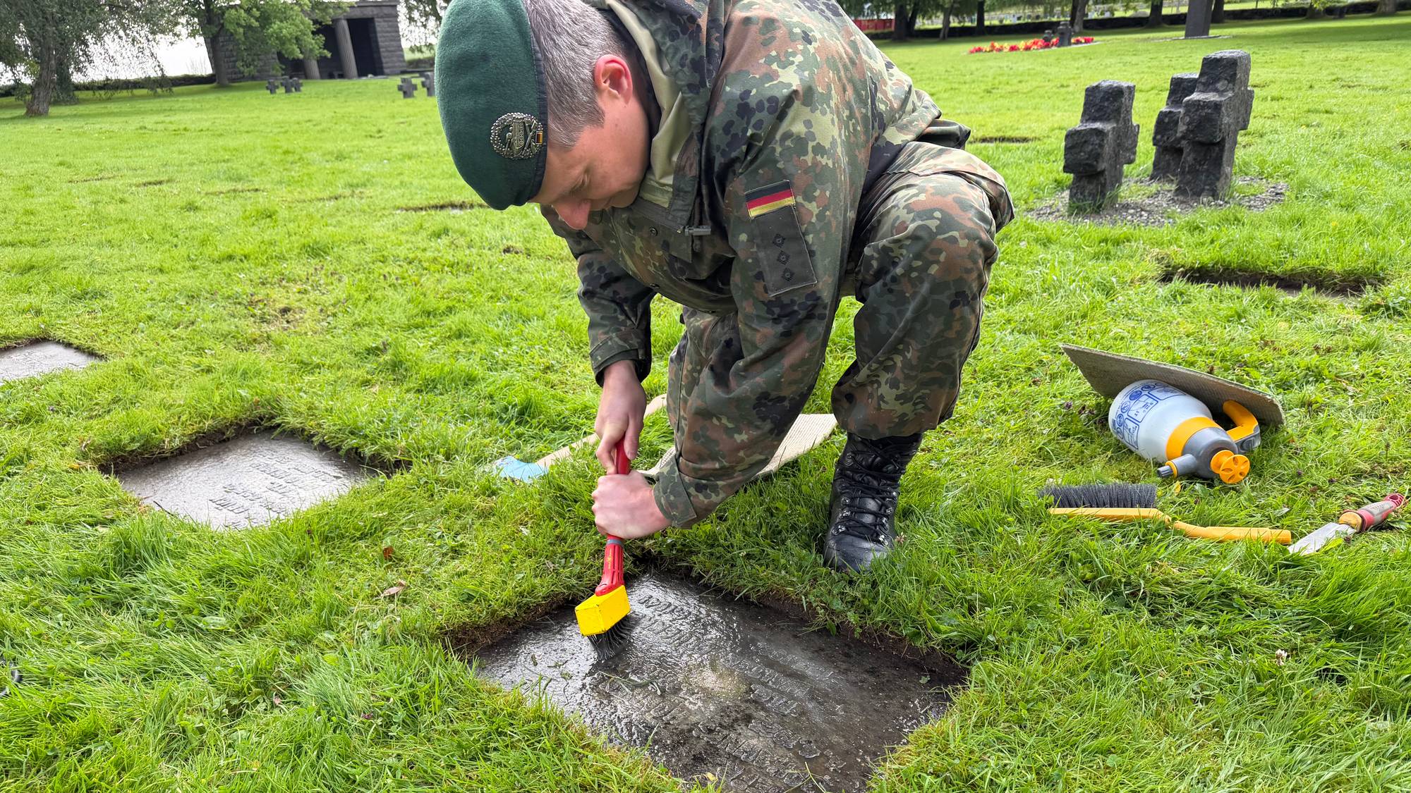 Tysk soldat jobber på Krigskirkegård Havstein