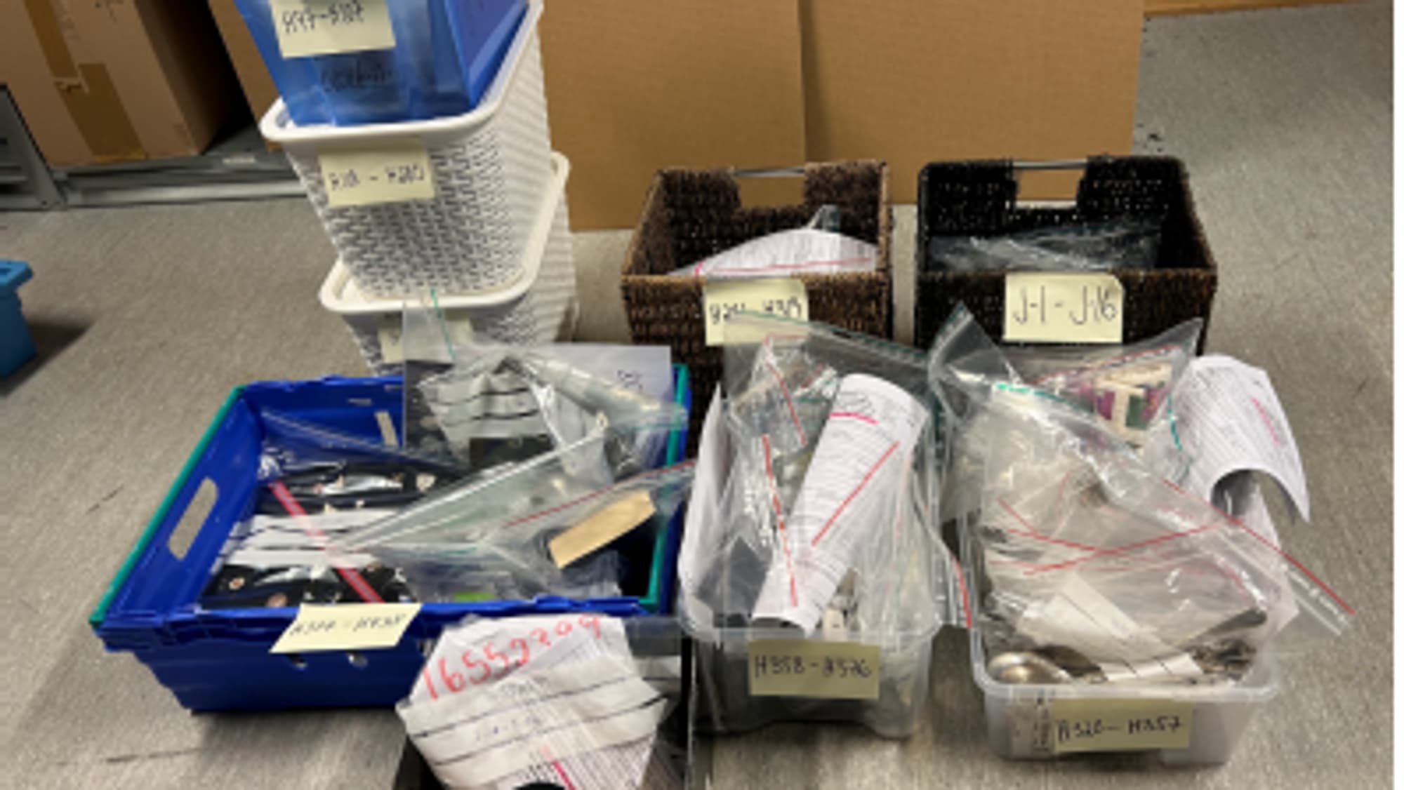 Store mengder smykker og verdisaker pakket i plast oppe i plastbokser