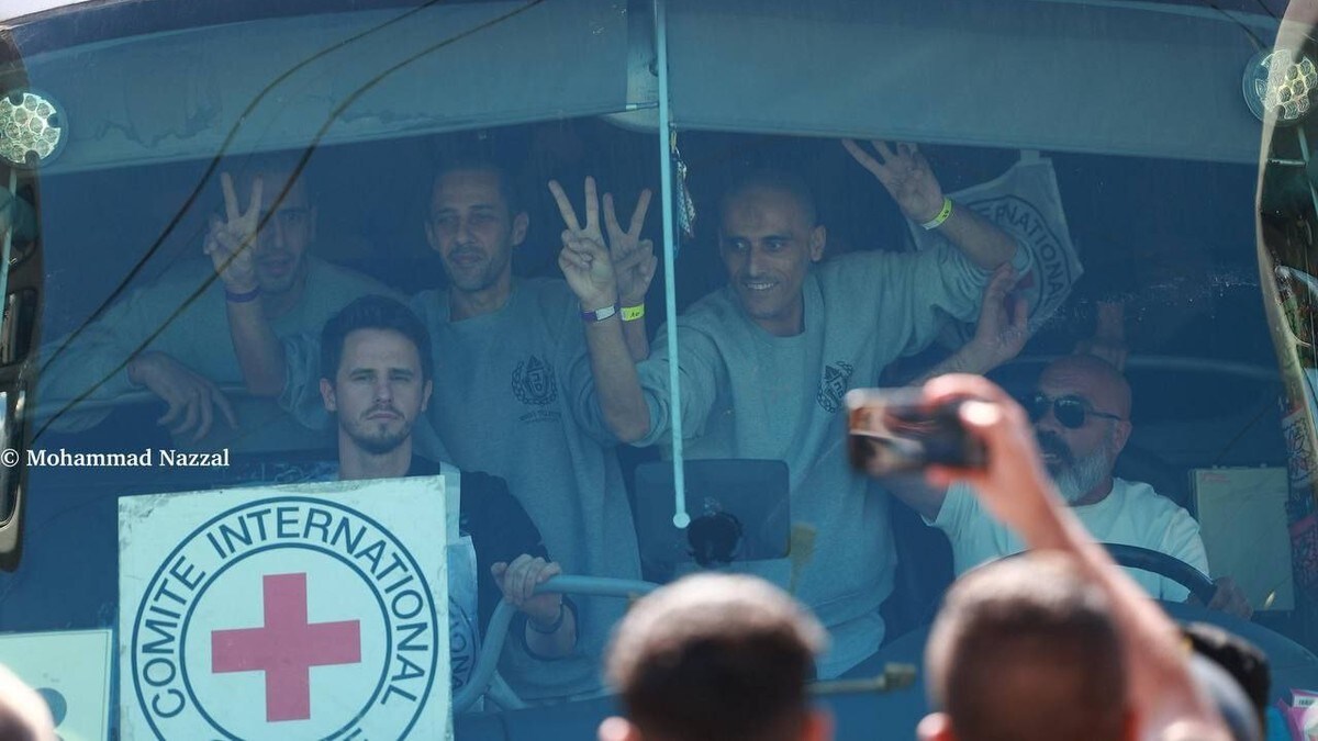 Første buss med palestinske fangar på plass i Gaza og Vestbreidda