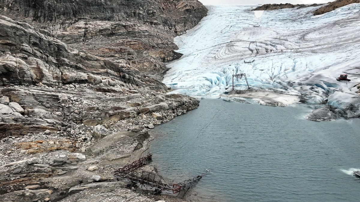 Skisenteret gjekk konkurs – no kollapsar heisen på den smeltande isbreen