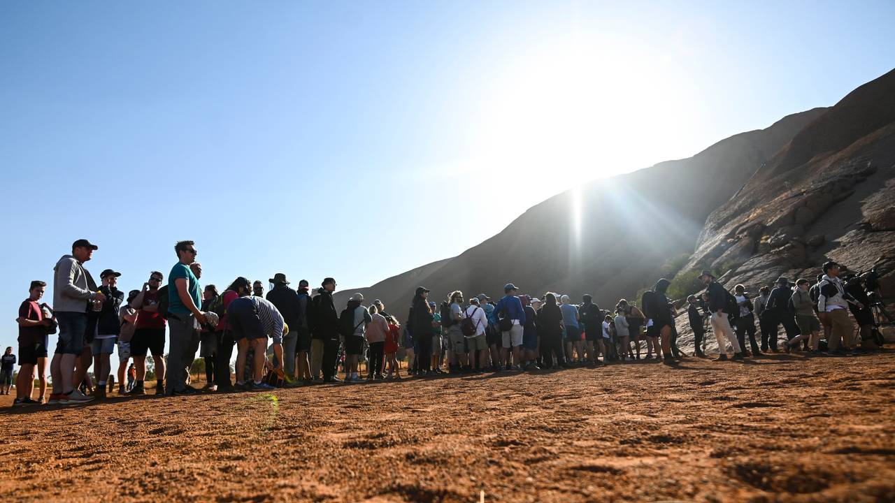 Turister i kø for å gå opp på Uluru