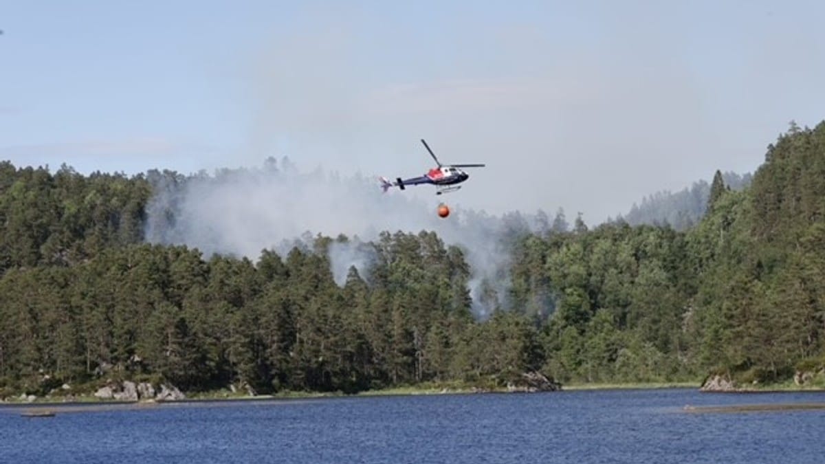 Skogbranner på Agder – helikopter bidrar i slukningen
