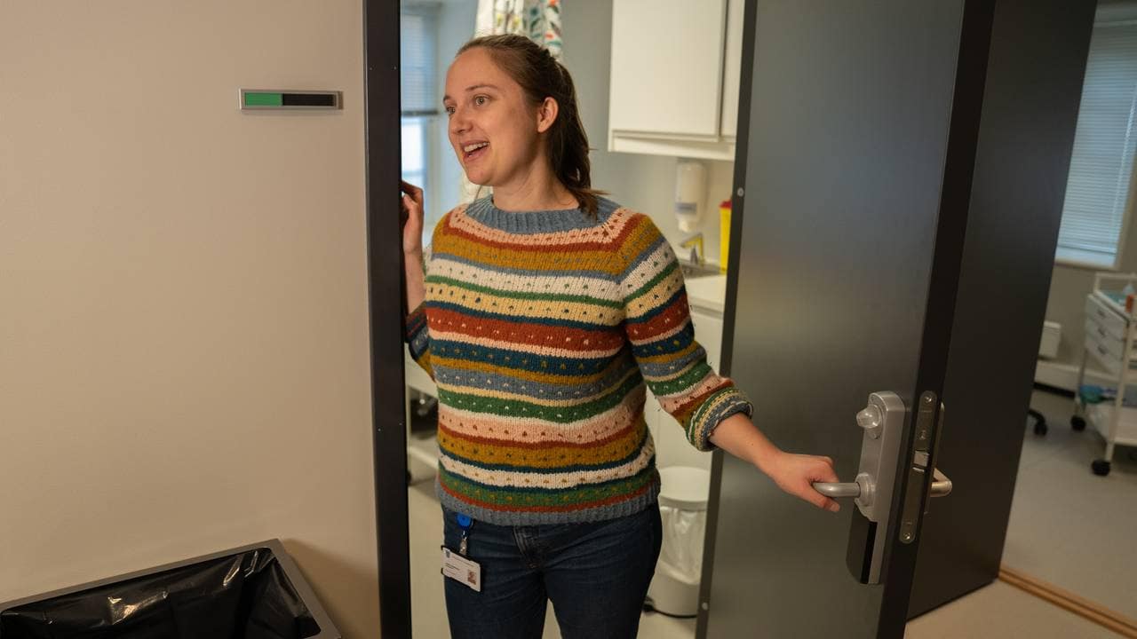 Hedda Savosnick roper inn neste på helsestasjonen for ungdom