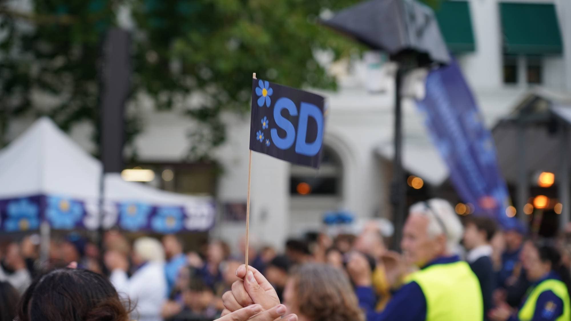 Sverigedemokraterna flagg under valgkamparrangement i Småland