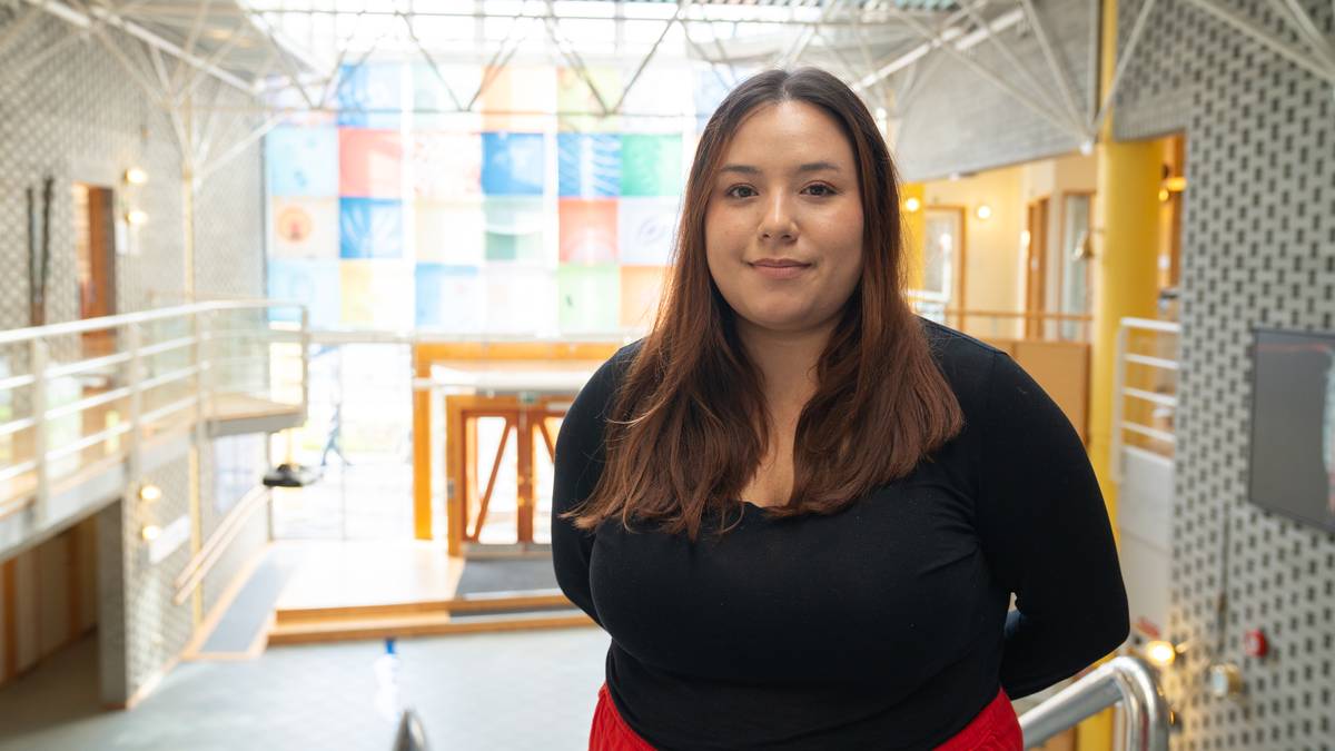 Amanda (25) vil skrolle mindre denne mørketiden. Her er ekspert-tipsene