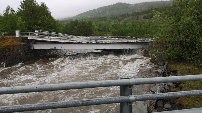Bru ved Badderen i Kvænangen er skadet av flommen.