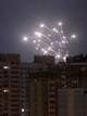Vladyslav Sodel / Reuters / NTB Et lysglimt fyller nattehimmelen over en by med høye bygninger. Lyskastere og raketter opplyser stedet fra en av toppene. Omgivelsene vitner om byliv, med vinduer som lyser i mørket. Bildet skaper et dramatisk inntrykk av nattens hendelser.